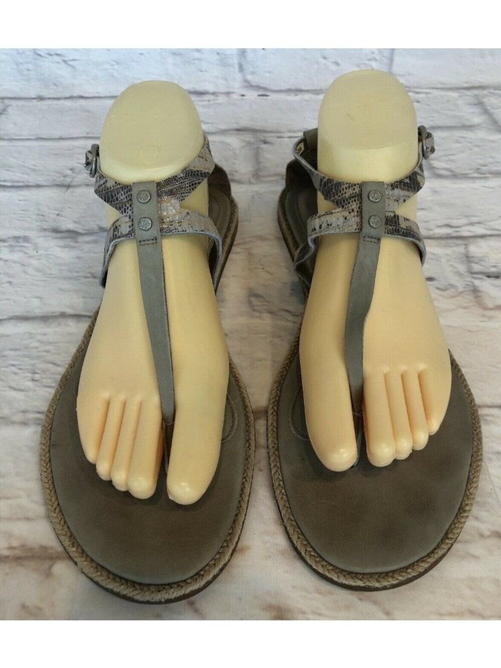 UGG Taupe Leather Thong T-Strap Flat Sandals Womens 10 (8b9